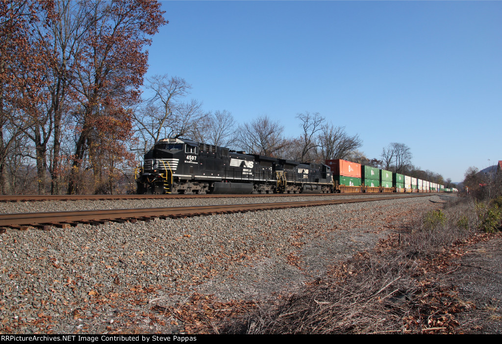 NS 4507 and 4183 with train 28X